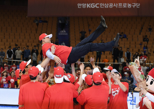 2일 잠실 실내체육관에서 열린 서울 삼성과 안양 KGC 인삼공사의 '2016-2017 KCC 프로농구' 챔피언 결정전 6차전 경기. KGC선수들이 플레이오프 우승팀 KGC김승기 감독을 헹가래 치고 있다. <KBL 제공>